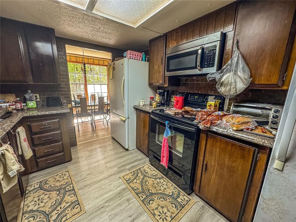 待售: $550,000 (4 贝兹, 2 浴室, 1288 平方英尺)