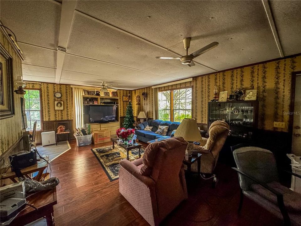 待售: $550,000 (4 贝兹, 2 浴室, 1288 平方英尺)