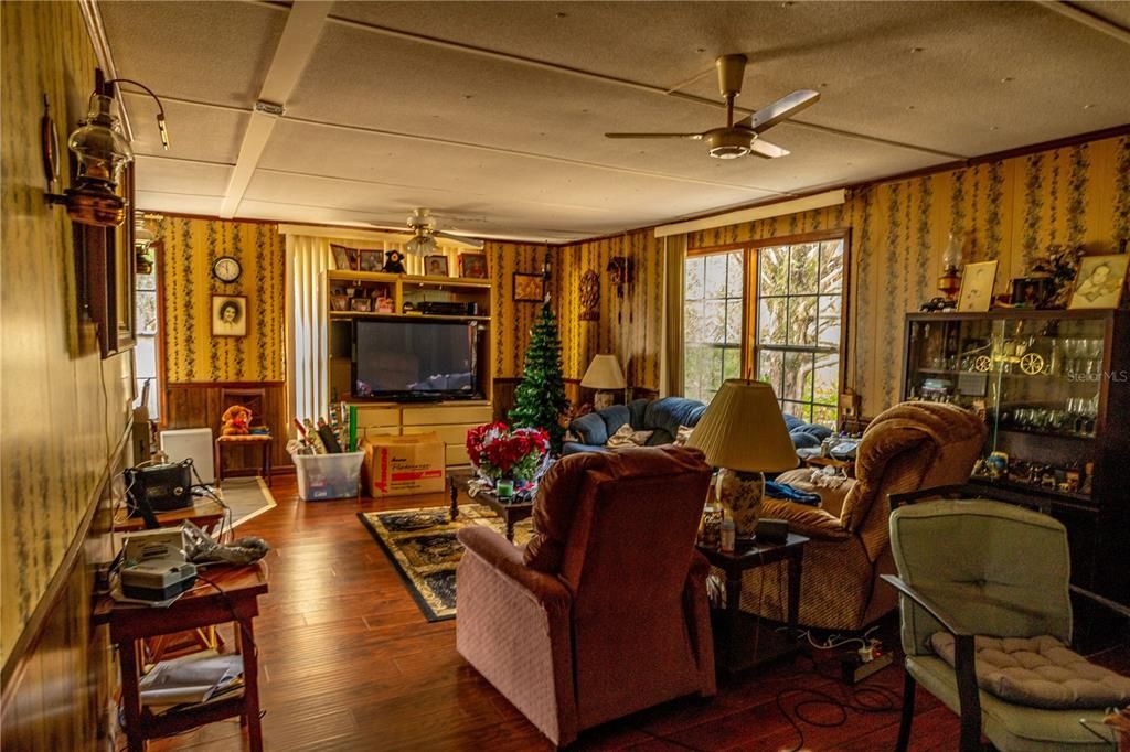 待售: $550,000 (4 贝兹, 2 浴室, 1288 平方英尺)