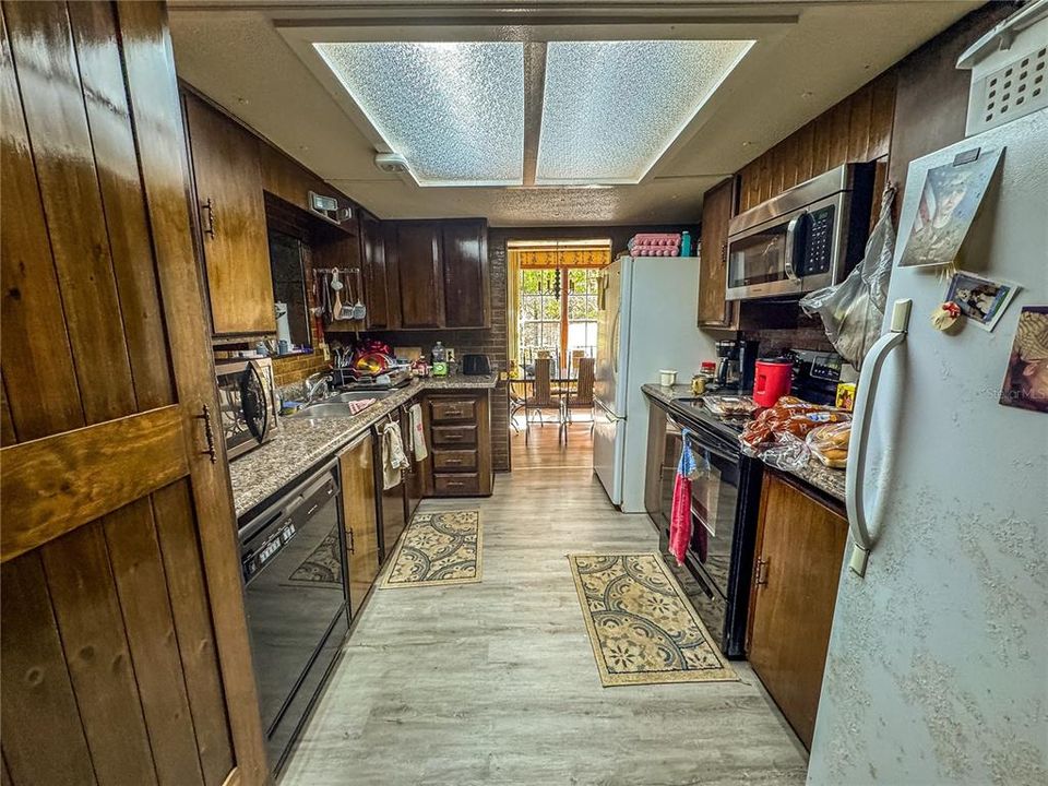 待售: $550,000 (4 贝兹, 2 浴室, 1288 平方英尺)