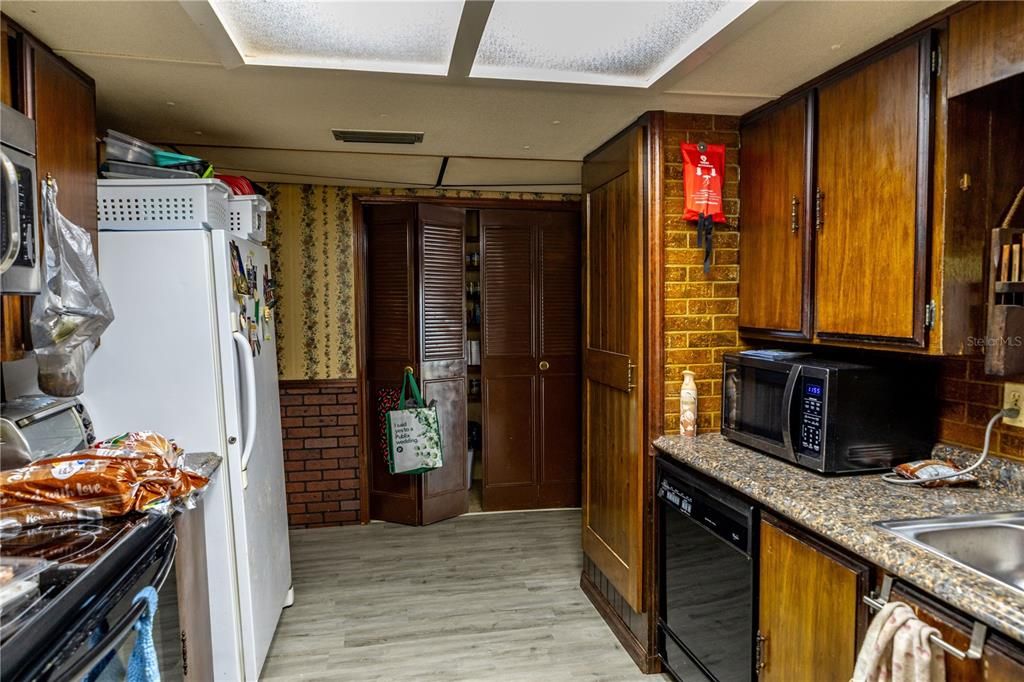 待售: $550,000 (4 贝兹, 2 浴室, 1288 平方英尺)