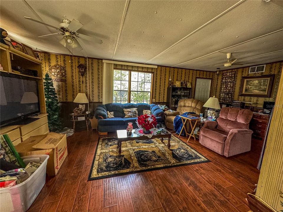 待售: $550,000 (4 贝兹, 2 浴室, 1288 平方英尺)