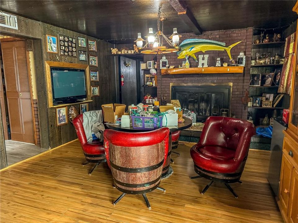 待售: $550,000 (4 贝兹, 2 浴室, 1288 平方英尺)