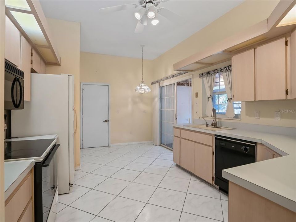 Active With Contract: $160,000 (2 beds, 2 baths, 1253 Square Feet)