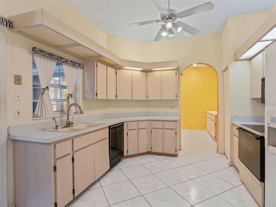 Active With Contract: $160,000 (2 beds, 2 baths, 1253 Square Feet)