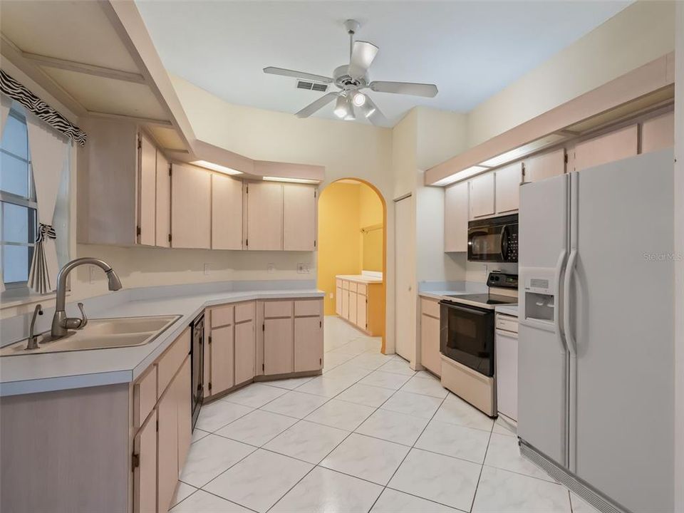 Active With Contract: $160,000 (2 beds, 2 baths, 1253 Square Feet)