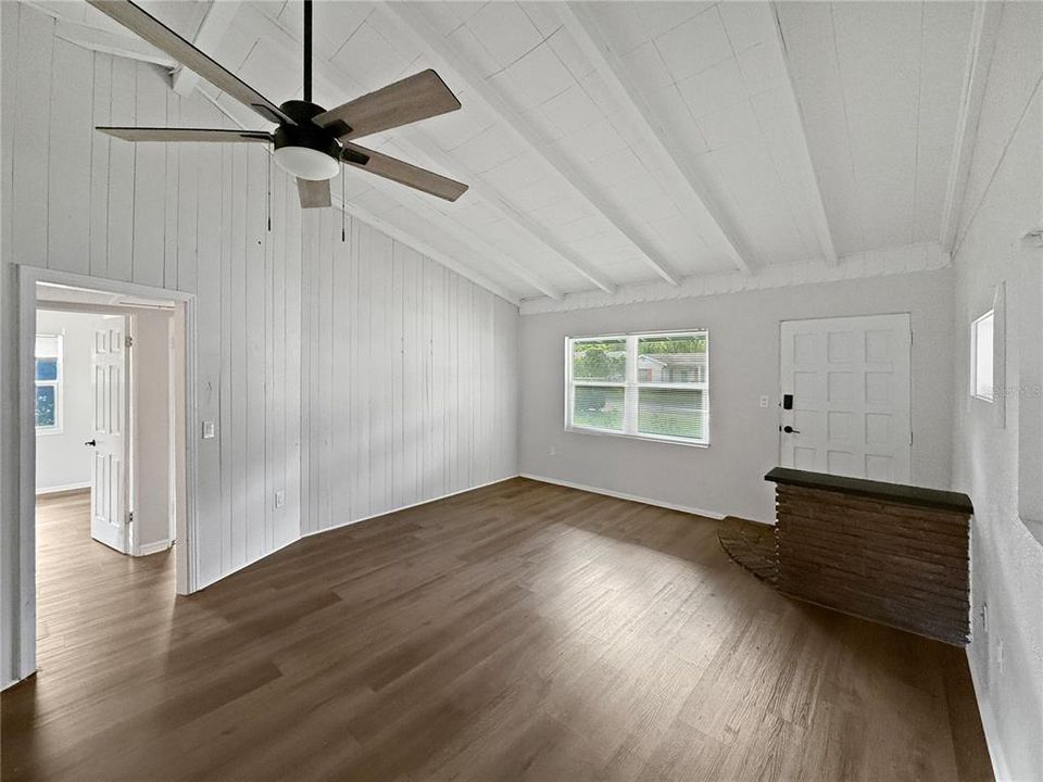 For Rent: $2,270 (3 beds, 1 baths, 942 Square Feet)