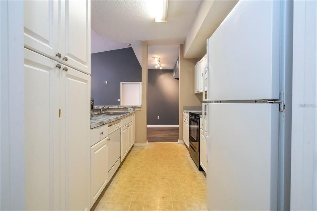 For Sale: $159,000 (2 beds, 2 baths, 1159 Square Feet)