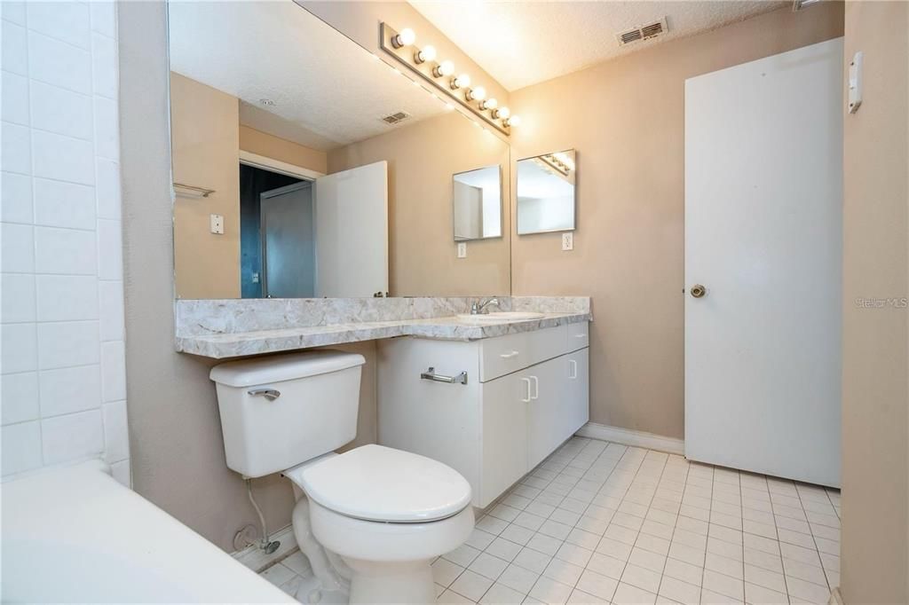 For Sale: $159,000 (2 beds, 2 baths, 1159 Square Feet)