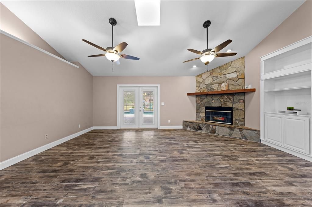 Под контрактом: $575,000 (3 спален, 2 ванн, 1872 Квадратных фут)