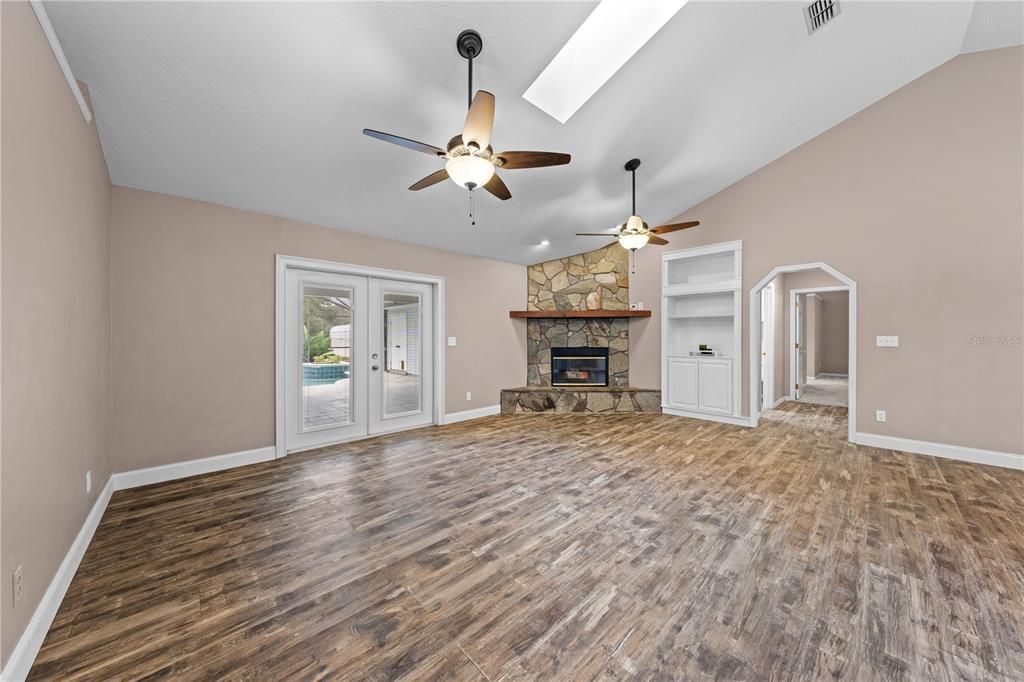 Под контрактом: $575,000 (3 спален, 2 ванн, 1872 Квадратных фут)