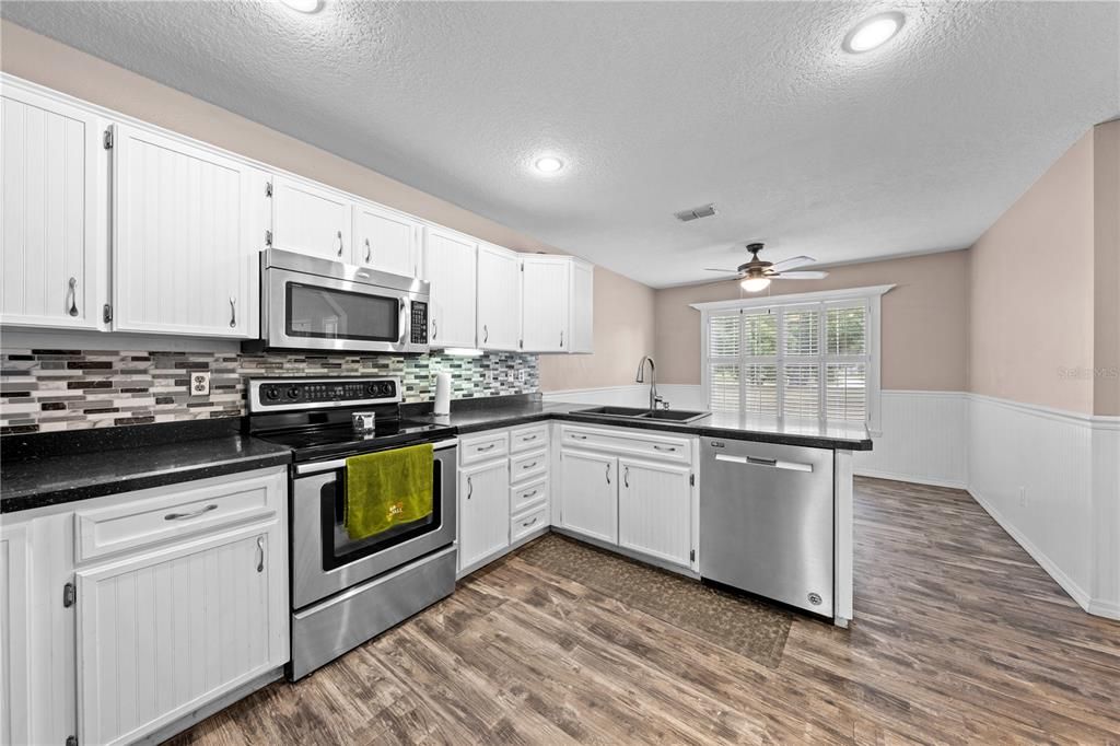 Под контрактом: $575,000 (3 спален, 2 ванн, 1872 Квадратных фут)