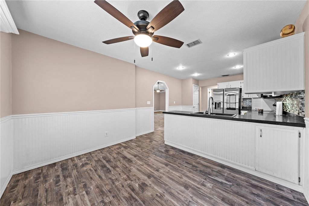 Под контрактом: $575,000 (3 спален, 2 ванн, 1872 Квадратных фут)