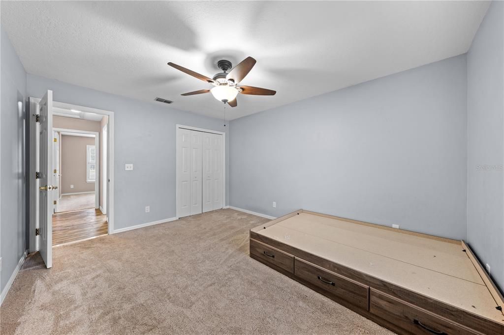 Под контрактом: $575,000 (3 спален, 2 ванн, 1872 Квадратных фут)