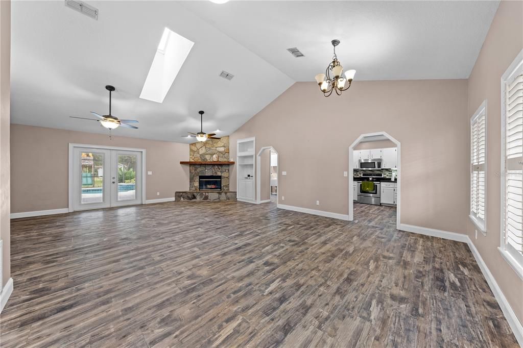 Под контрактом: $575,000 (3 спален, 2 ванн, 1872 Квадратных фут)