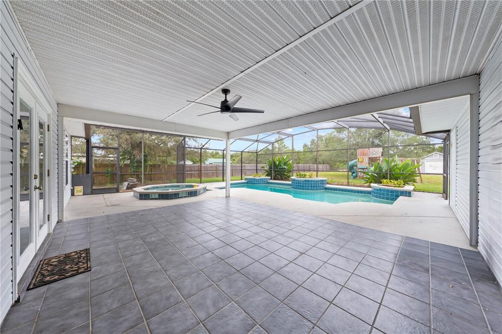 Под контрактом: $575,000 (3 спален, 2 ванн, 1872 Квадратных фут)