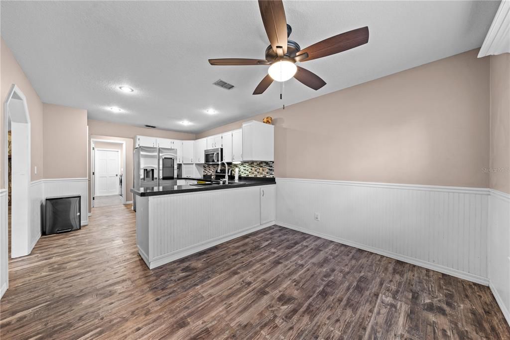 Под контрактом: $575,000 (3 спален, 2 ванн, 1872 Квадратных фут)