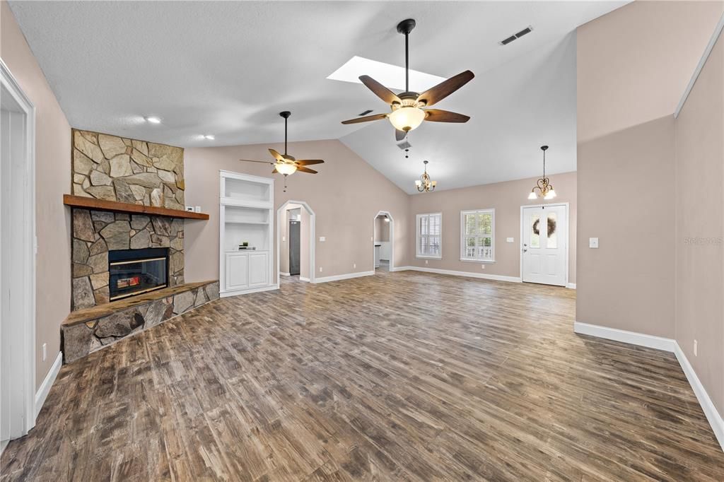 Под контрактом: $575,000 (3 спален, 2 ванн, 1872 Квадратных фут)