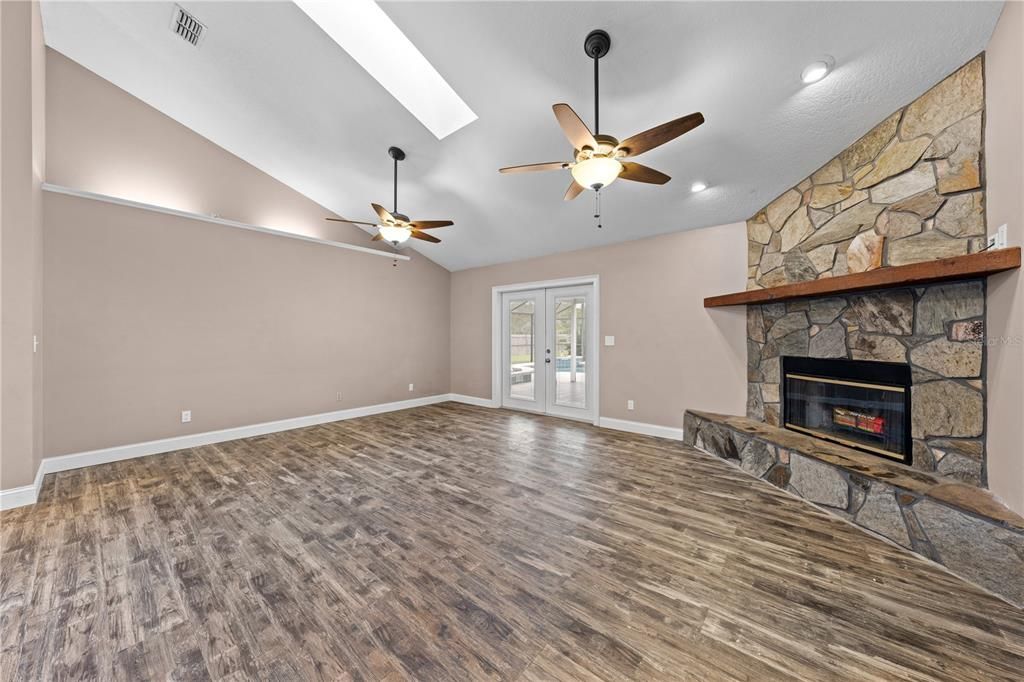 Под контрактом: $575,000 (3 спален, 2 ванн, 1872 Квадратных фут)