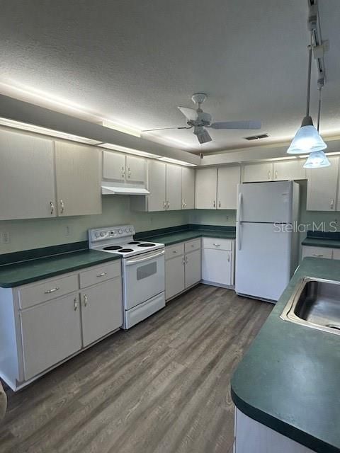For Sale: $224,900 (2 beds, 2 baths, 1420 Square Feet)