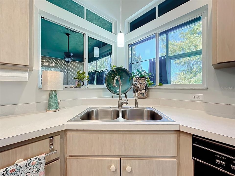 Active With Contract: $288,000 (3 beds, 2 baths, 1749 Square Feet)