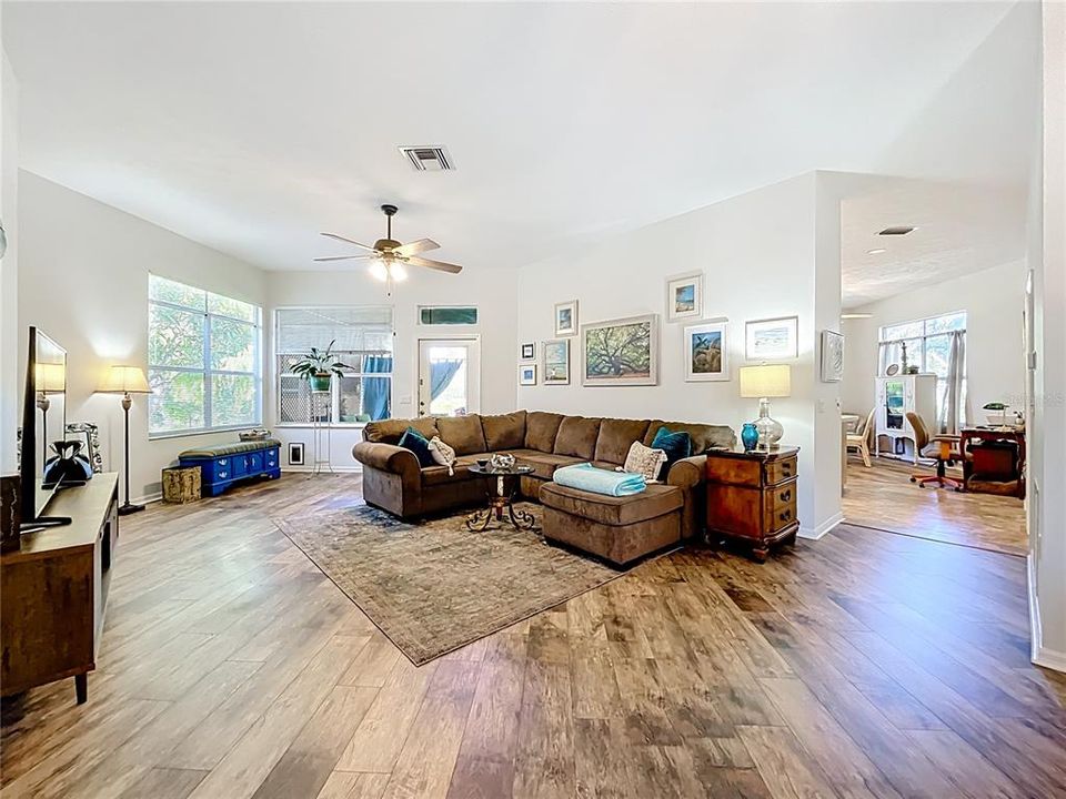 Active With Contract: $288,000 (3 beds, 2 baths, 1749 Square Feet)