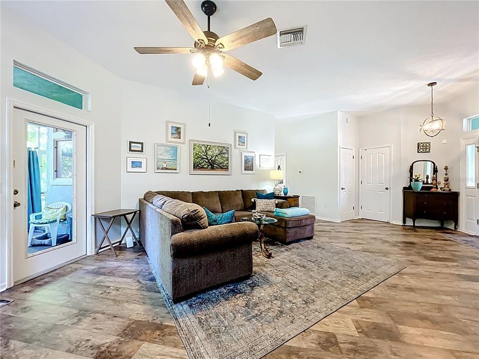 Active With Contract: $288,000 (3 beds, 2 baths, 1749 Square Feet)