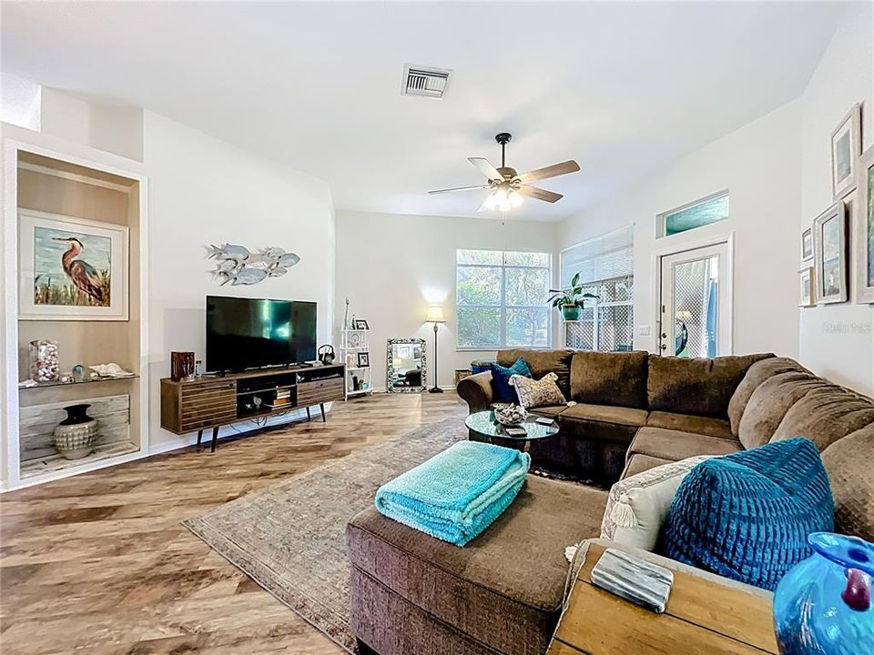 Active With Contract: $288,000 (3 beds, 2 baths, 1749 Square Feet)