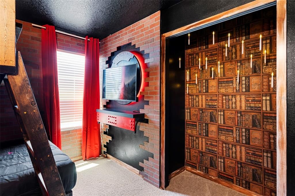 For Sale: $680,000 (6 beds, 4 baths, 2294 Square Feet)