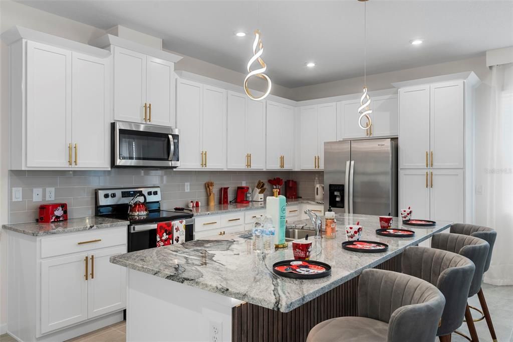 For Sale: $680,000 (6 beds, 4 baths, 2294 Square Feet)