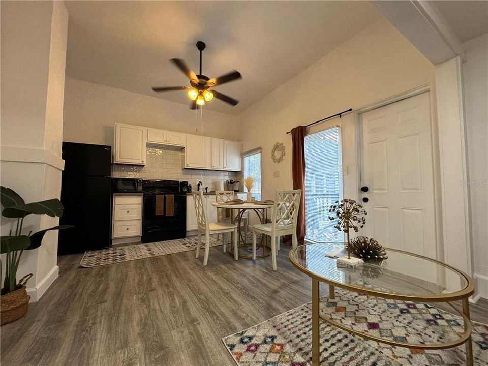 Под контрактом: $1,350,000 (6 спален, 0 ванн, 3080 Квадратных фут)