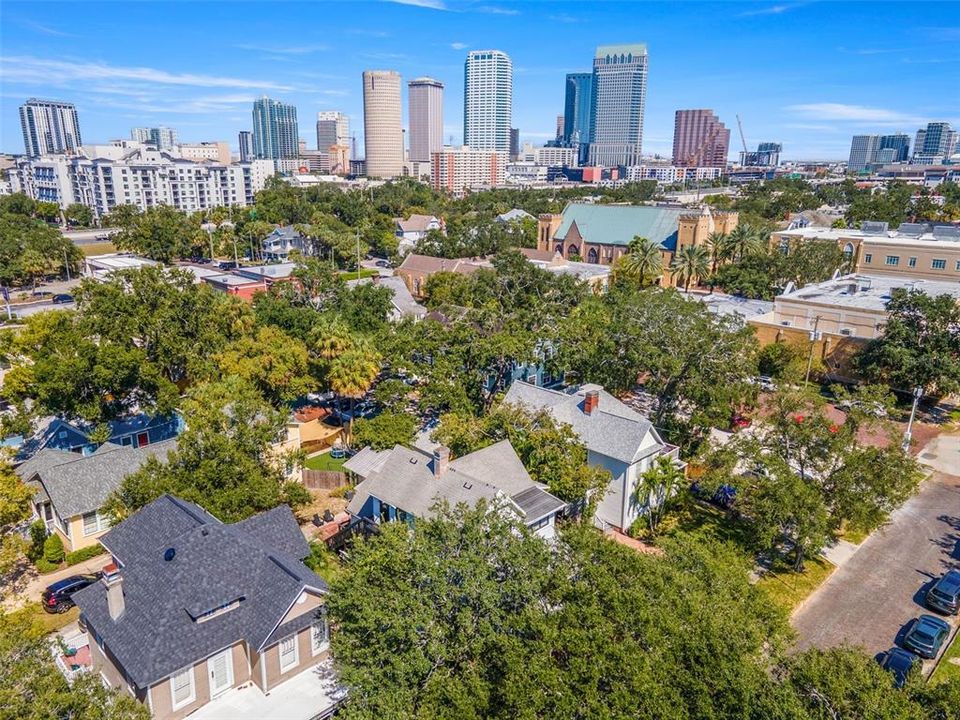 Под контрактом: $1,350,000 (6 спален, 0 ванн, 3080 Квадратных фут)