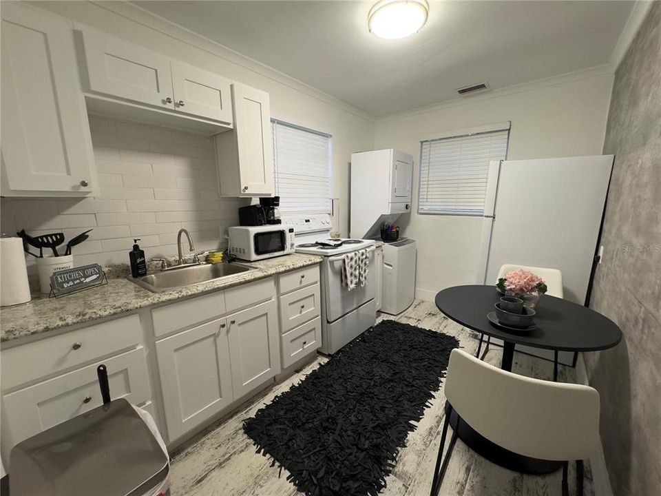 Под контрактом: $1,350,000 (6 спален, 0 ванн, 3080 Квадратных фут)