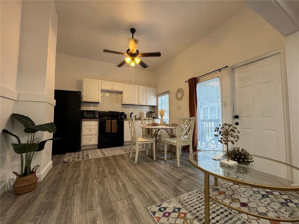 Под контрактом: $1,350,000 (6 спален, 0 ванн, 3080 Квадратных фут)