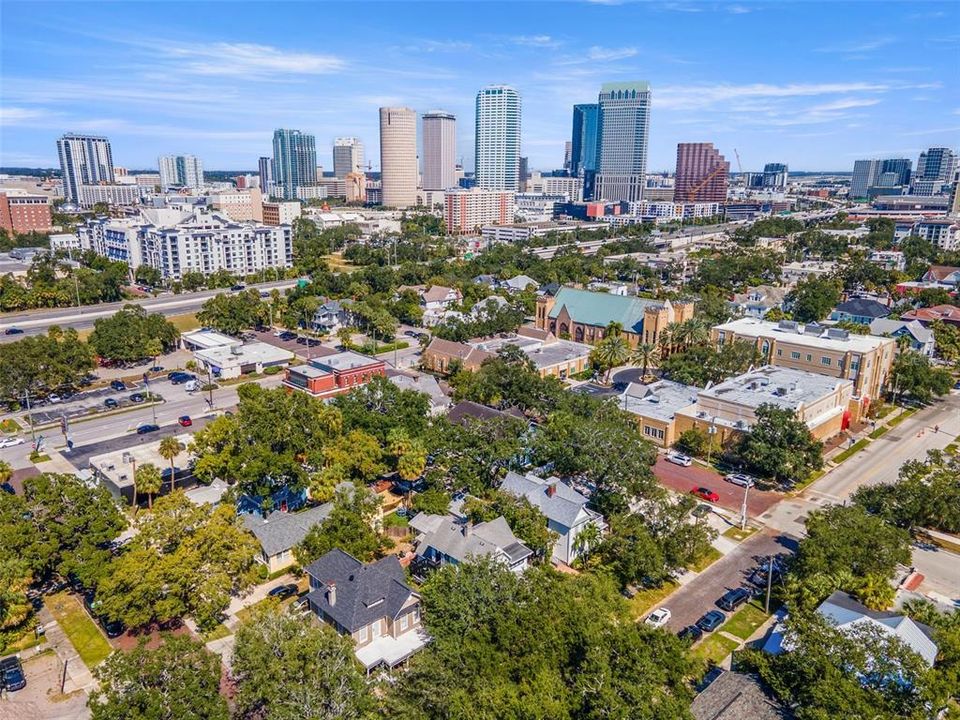 Под контрактом: $1,350,000 (6 спален, 0 ванн, 3080 Квадратных фут)