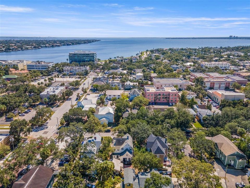 Под контрактом: $1,350,000 (6 спален, 0 ванн, 3080 Квадратных фут)