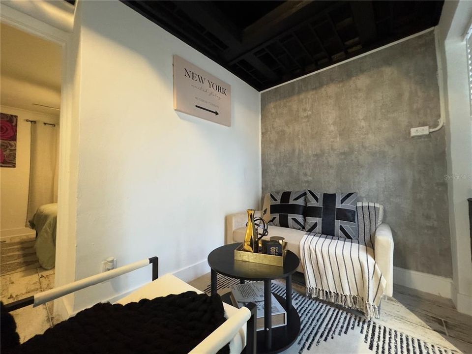 Под контрактом: $1,350,000 (6 спален, 0 ванн, 3080 Квадратных фут)