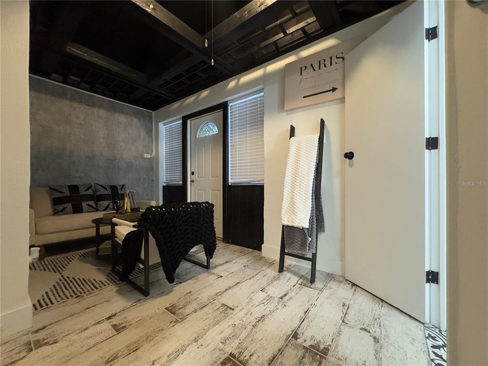 Под контрактом: $1,350,000 (6 спален, 0 ванн, 3080 Квадратных фут)