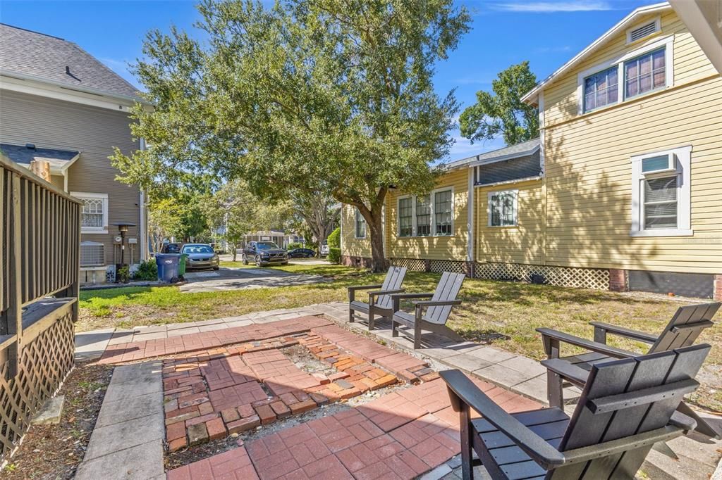 Под контрактом: $1,350,000 (6 спален, 0 ванн, 3080 Квадратных фут)