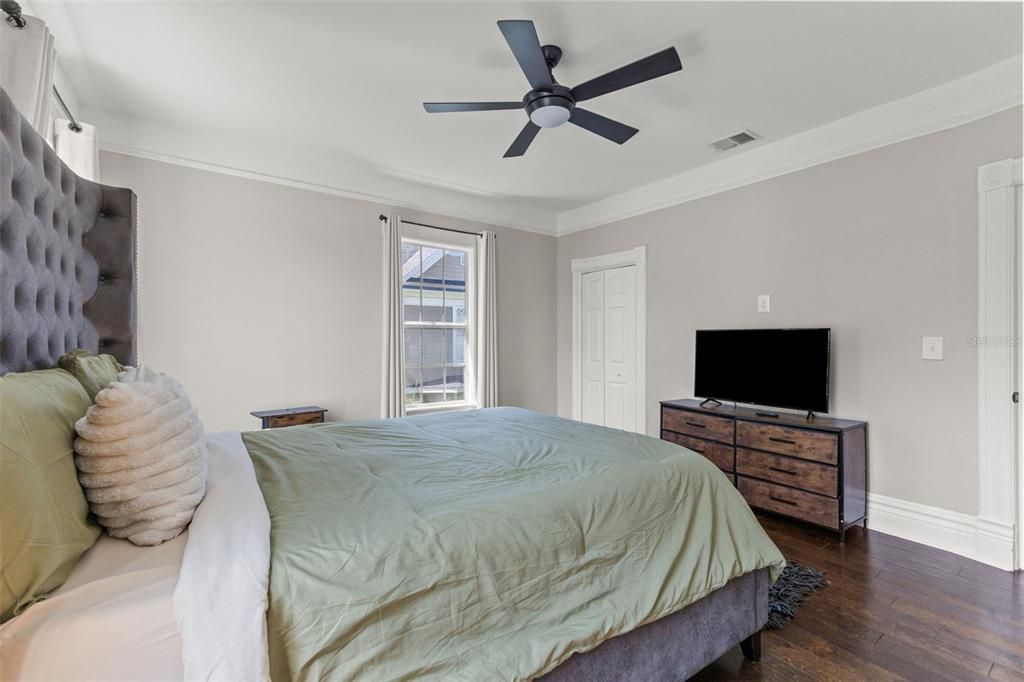 Под контрактом: $1,350,000 (6 спален, 0 ванн, 3080 Квадратных фут)