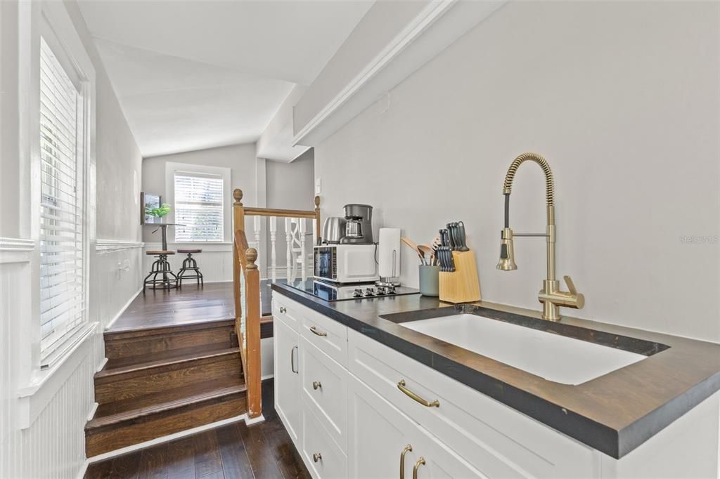 Под контрактом: $1,350,000 (6 спален, 0 ванн, 3080 Квадратных фут)