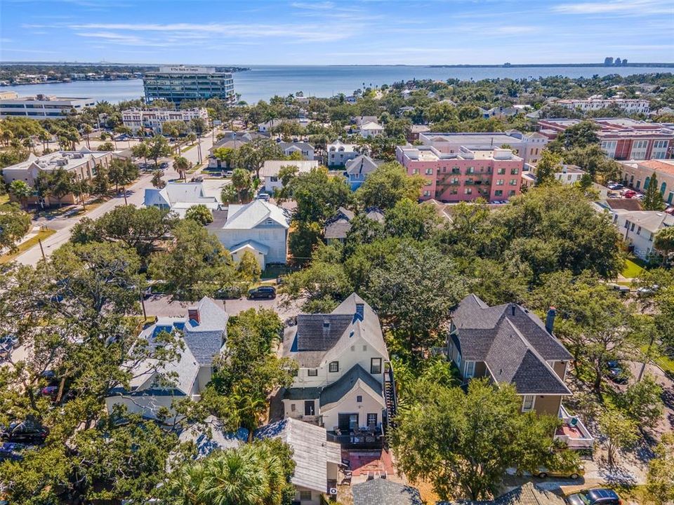 Под контрактом: $1,350,000 (6 спален, 0 ванн, 3080 Квадратных фут)