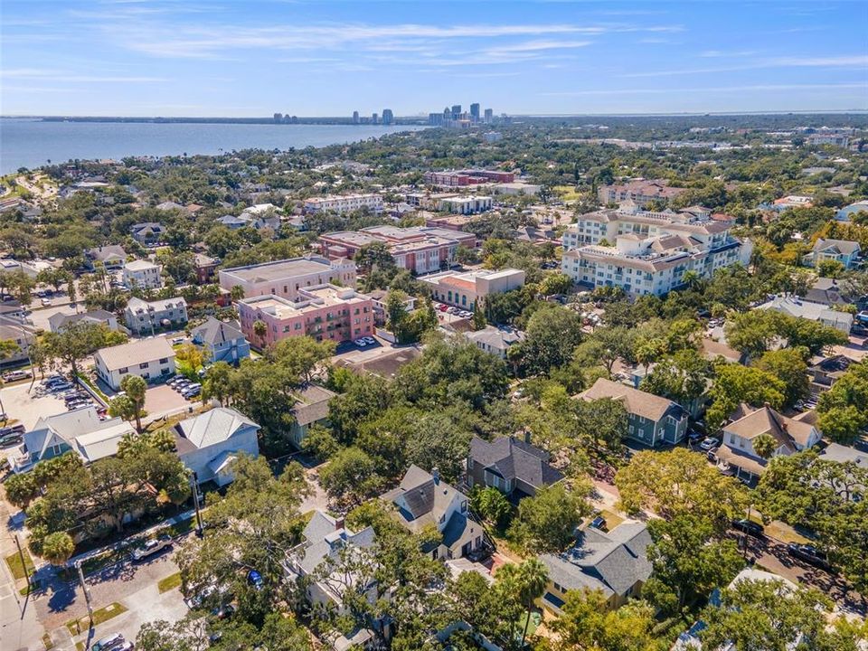 Под контрактом: $1,350,000 (6 спален, 0 ванн, 3080 Квадратных фут)