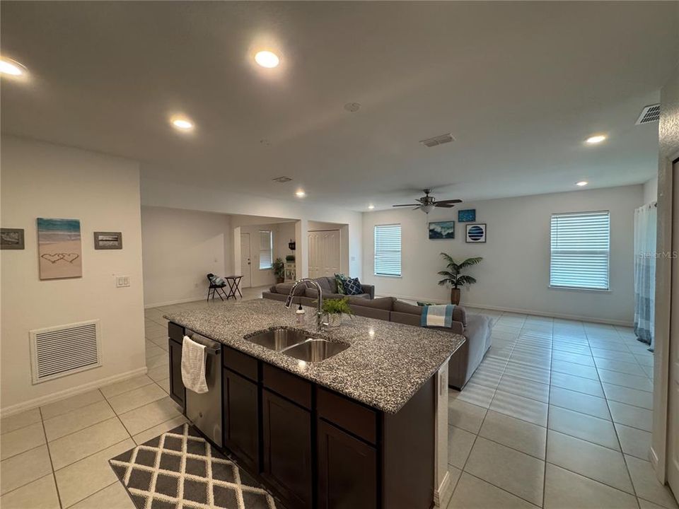 For Rent: $2,095 (3 beds, 2 baths, 1713 Square Feet)