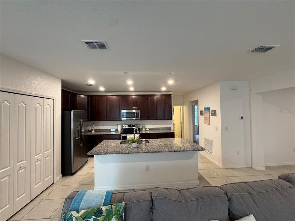 For Rent: $2,095 (3 beds, 2 baths, 1713 Square Feet)