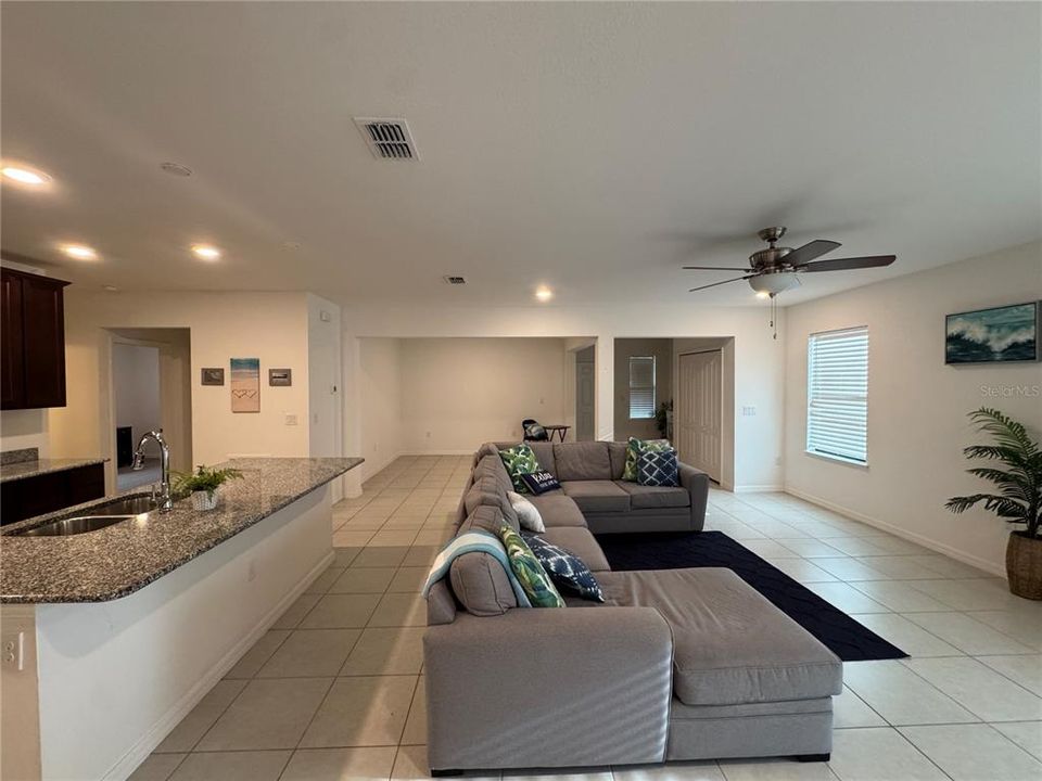 For Rent: $2,095 (3 beds, 2 baths, 1713 Square Feet)