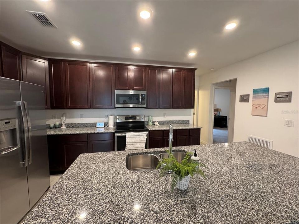 For Rent: $2,095 (3 beds, 2 baths, 1713 Square Feet)