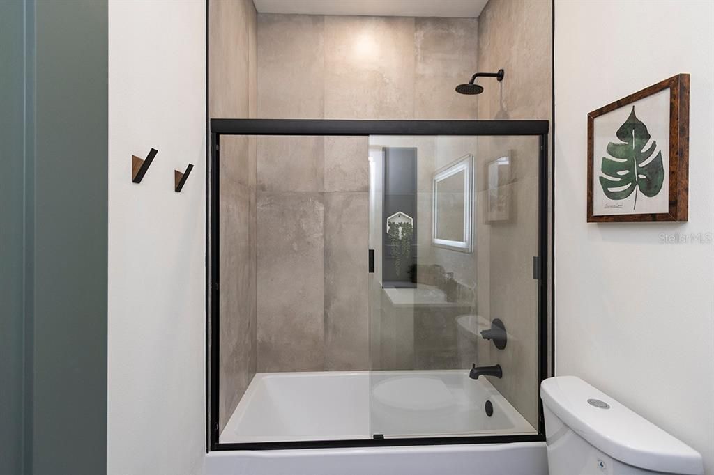 Active With Contract: $399,400 (3 beds, 2 baths, 1592 Square Feet)