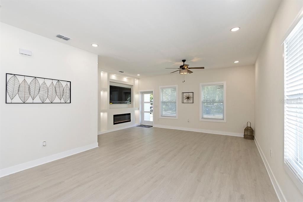 Active With Contract: $399,400 (3 beds, 2 baths, 1592 Square Feet)