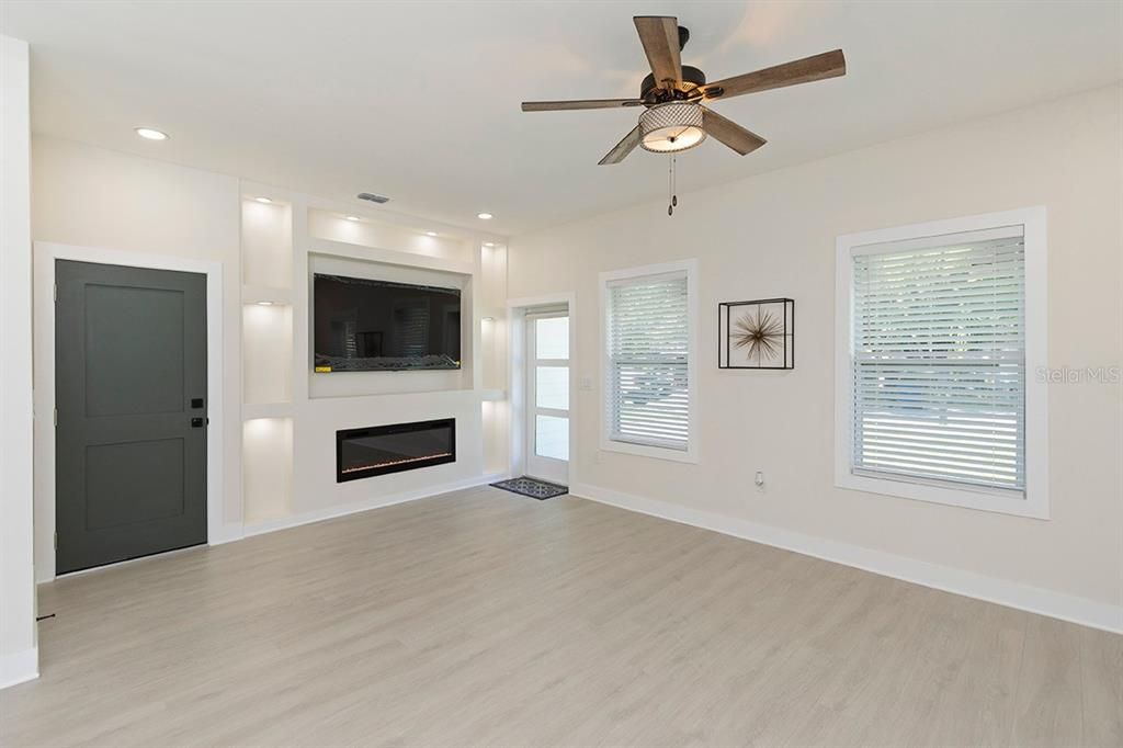 Active With Contract: $399,400 (3 beds, 2 baths, 1592 Square Feet)